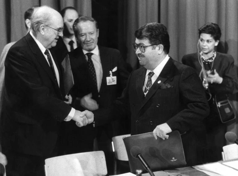 Από τον Κιμ, στον Ανδρέα και από τον Μαντέλα στον Αραφάτ – Οι χειραψίες που άλλαξαν την ιστορία